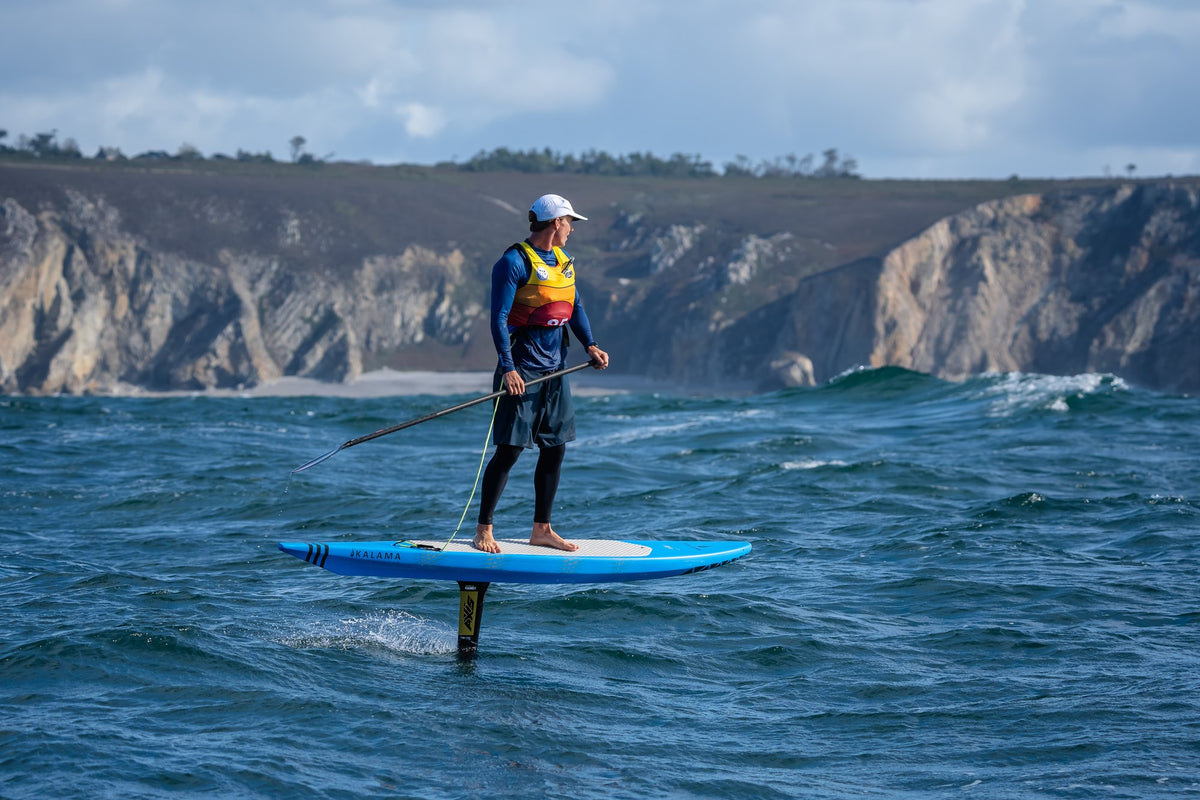 Kai Thompson, winner of the first downwind at the Crozon Foil Festival 2026, on an AXIS Kaiwi mast. Photo: Loïc Olivier